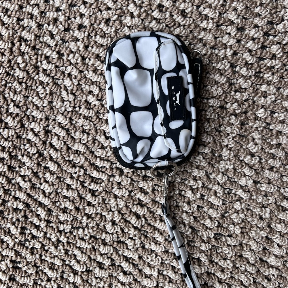 Black and White Patterned Wristlet